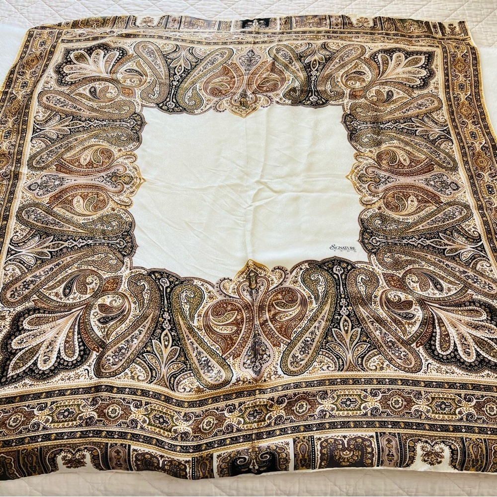 42”x42” Vintage Large Silk Echo Shawl. - Picture 4 of 11